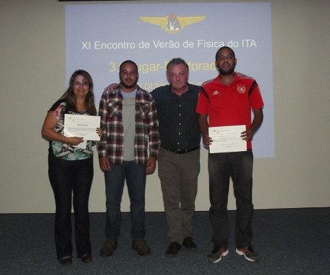 Professores Tiago de Jesus e Manuel Malheiro juntamente com os estudantes Adriana e Lyanderson do IFSP Caraguatatuba