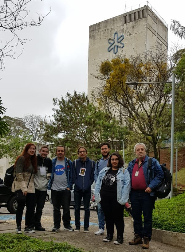 Foto: Lara, Brock, Sorensen, Yeté, Alex, Yasmin e Ricardo no Instituto de Física da USP