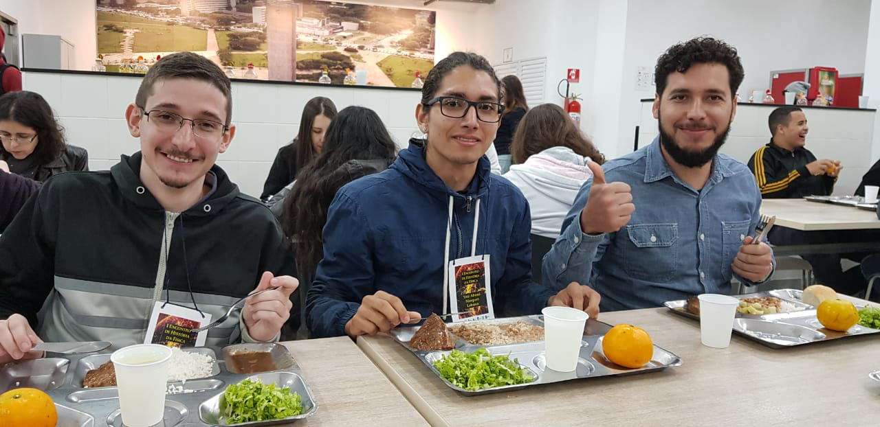 Foto: Rafael Brock, Yeté Labarca e Alex Lino no bandejão