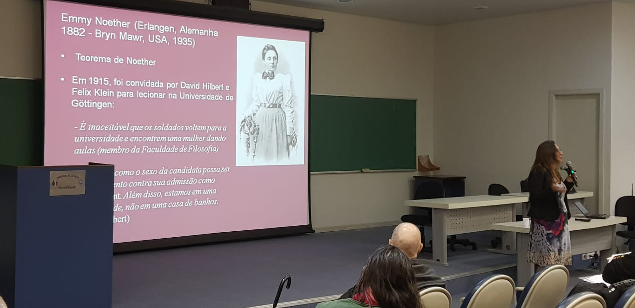 Foto: Apresentação da professora Patrícia Kauark-Leite