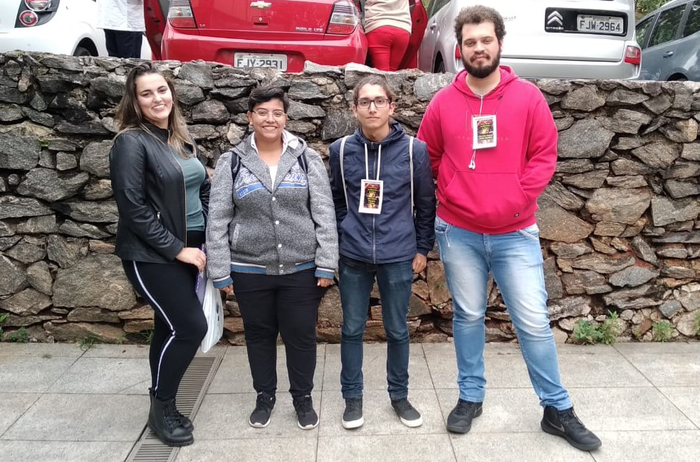 Foto: Larissa Siqueira, Nicoli, Yeté e Vinicius Abrahão no Instituto de Física da USP