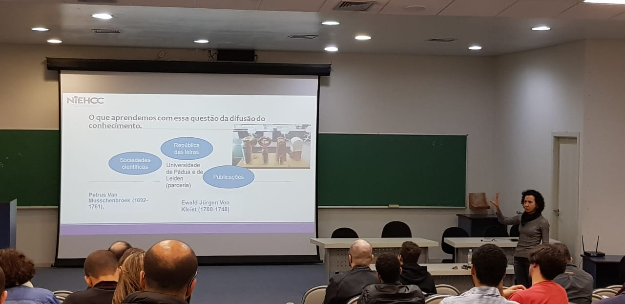 Foto: Professora Andréia Guerra no minicurso que ministrou