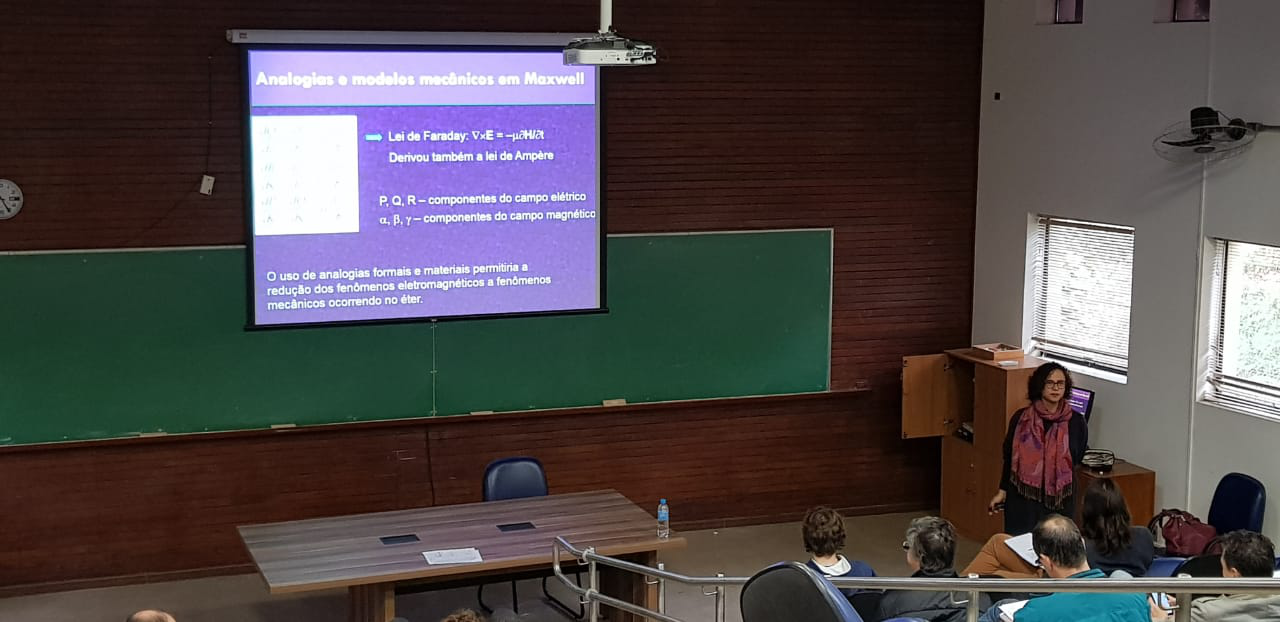 Foto: Professora Cibelle Celestino Silva no minicurso que ministrou