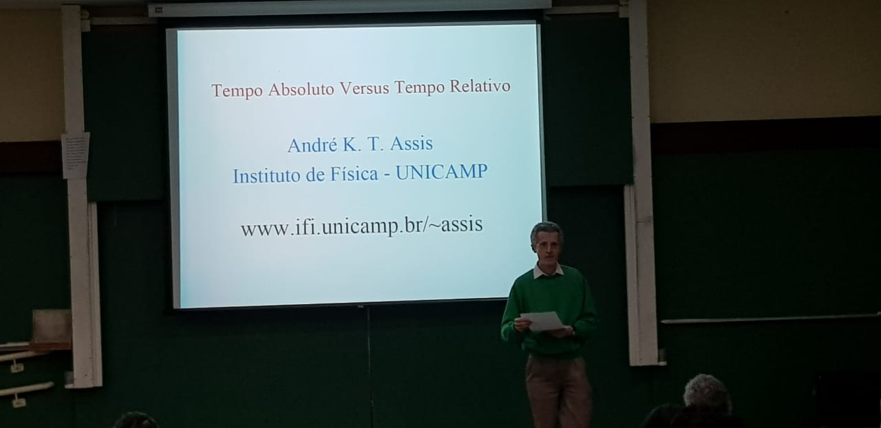 Foto: Comunicação Oral feita pelo professor André Koch Torres Assis