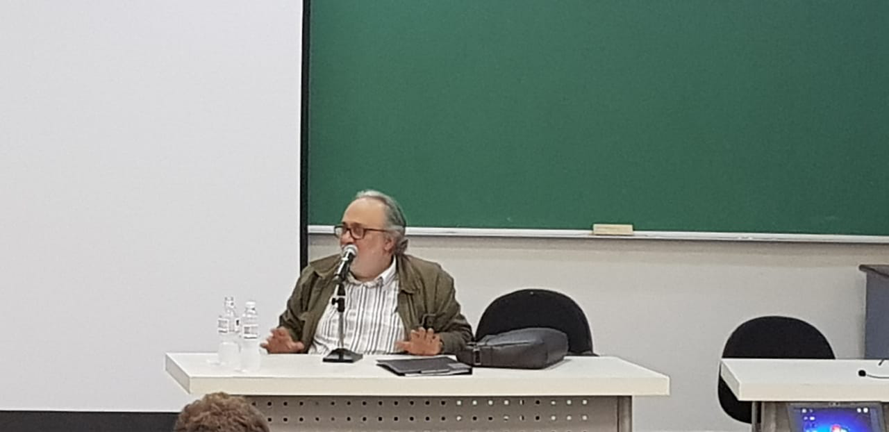 Foto: Professor Carlos Ziller Camenietzki durante a sua conferência