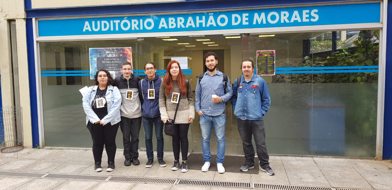 Foto: Yasmin, Brock, Yeté, Lara, Alex e Sorensen em frente ao auditório Abrahão de Moares