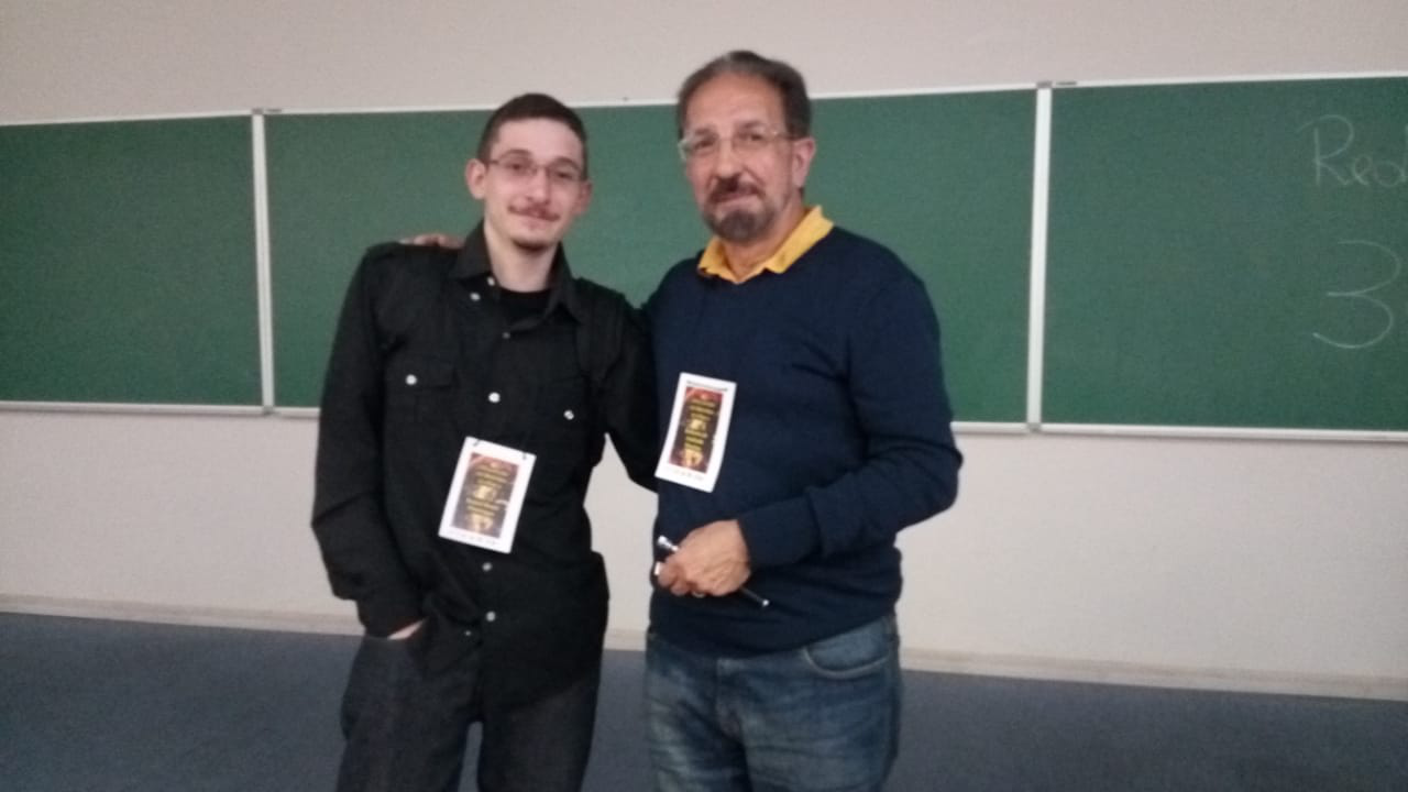 Foto: Rafael Brock com professor Roberto de Andrade Martins