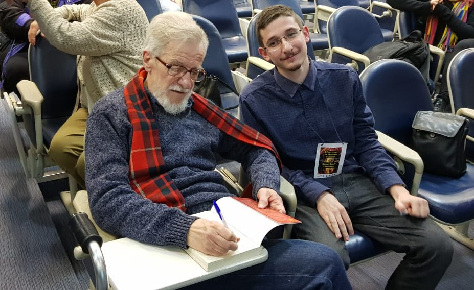 Foto: Professor João Zanetic autografa livro para Rafael Brock, no último dia do 1º EHF