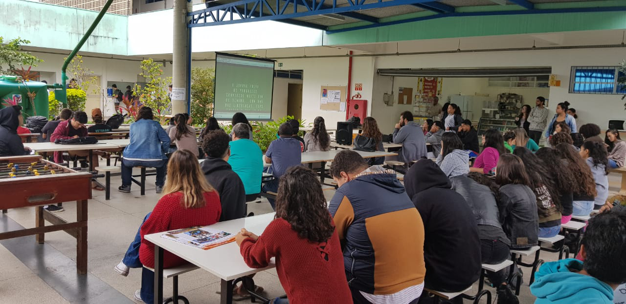 Foto: Presentes assistem com atenção os vídeos no período matutino