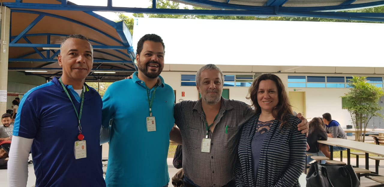 Foto: Professores Alexandre, Samuel, Ricardo e Janice momentos antes do flashmob da tarde