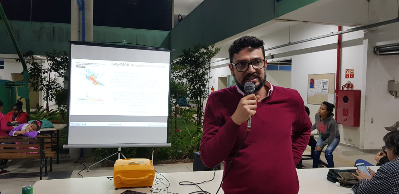 Foto: Professor Francisco aborda a questão do desmatamento no flashmob da noite