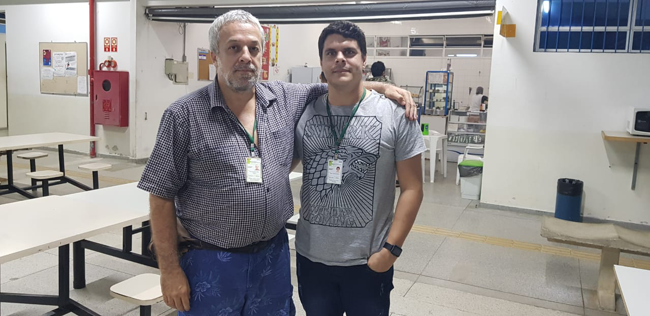 Foto: Ricardo e Mateus durante a montagem dos equipamentos no período noturno