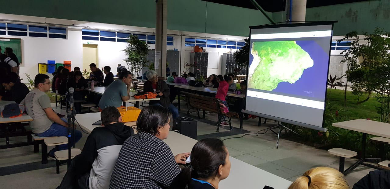 Foto: Presentes assistem a exibição dos vídeos no período noturno