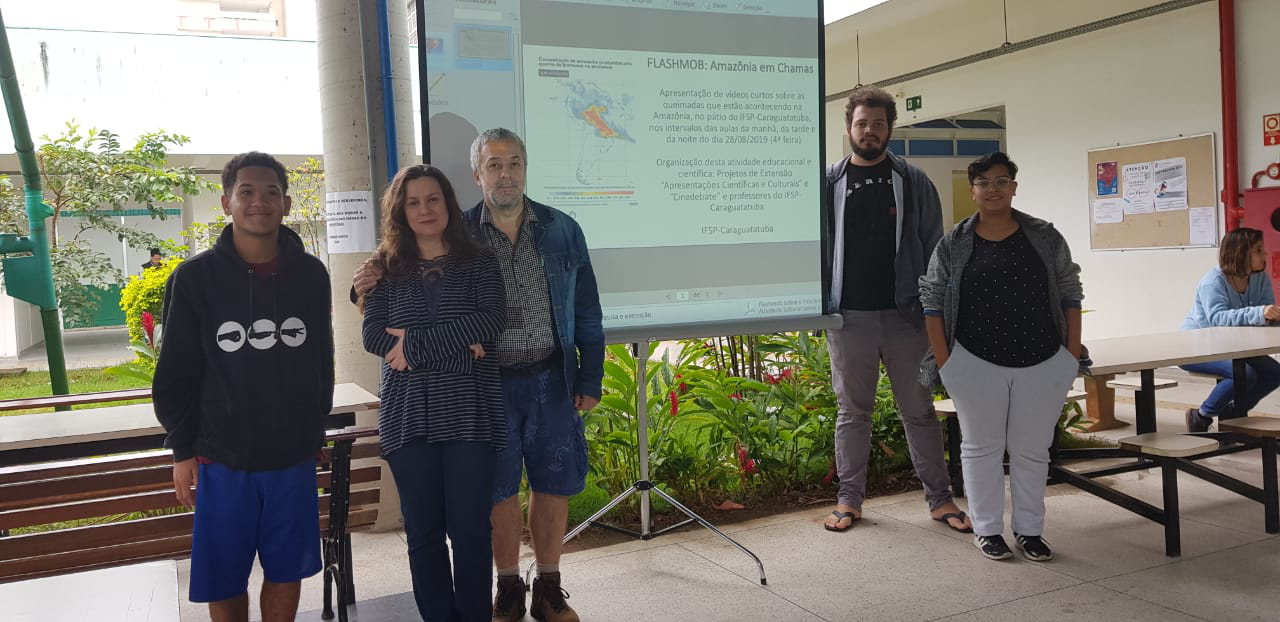 Foto: Professores Janice e Ricardo junto com alunos que preparam o flashmob da manhã