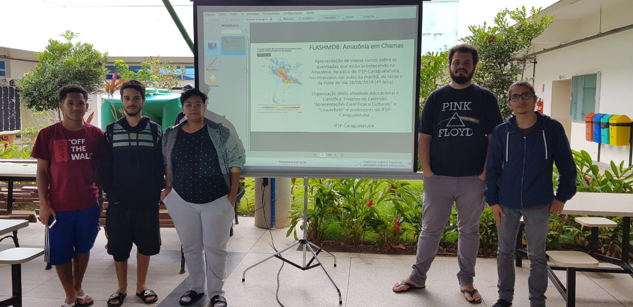 Foto: Alunos que ajudaram na preparação do flashmob do período da tarde