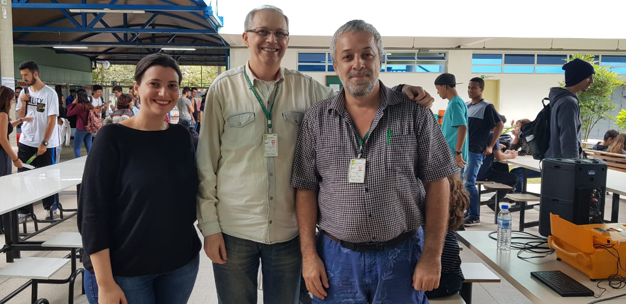 Foto: Professores Sheyla, Marcelo Moreno e Ricardo Plaza após o flashmob da tarde