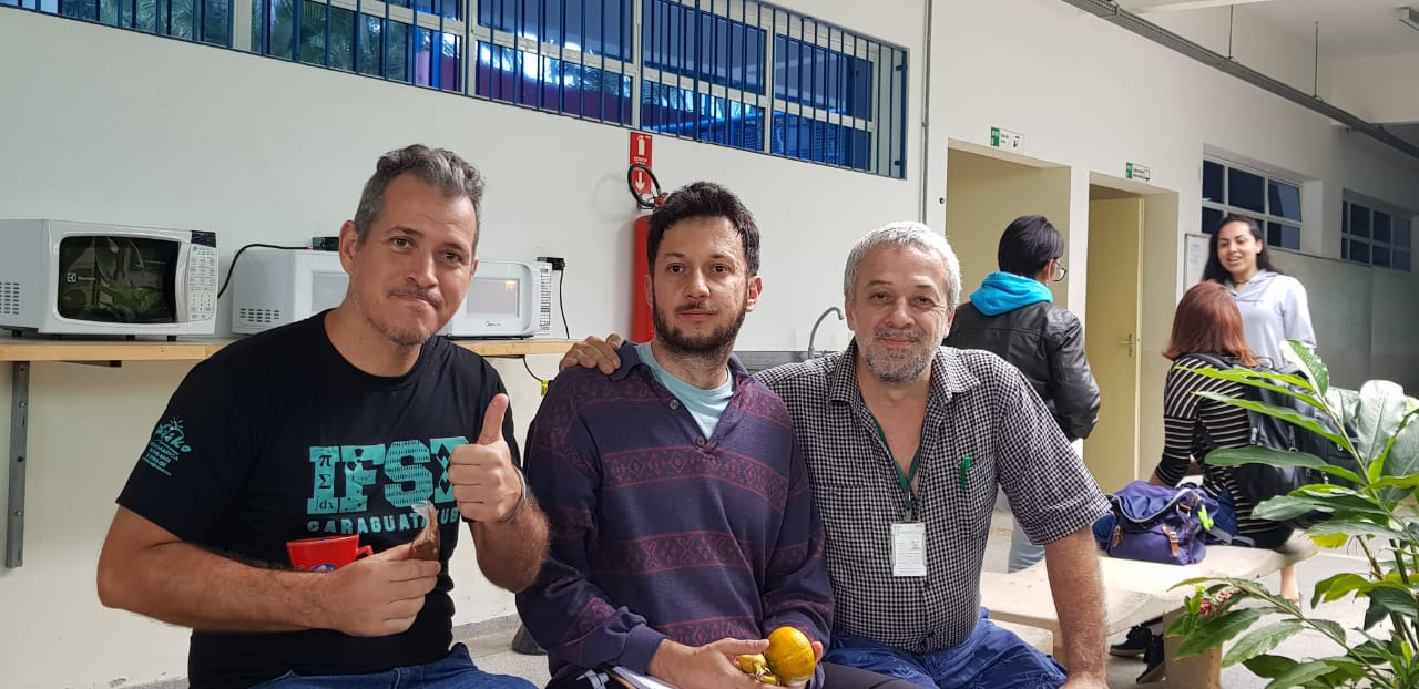 Foto: Professores Rodrigo, Luis Fernando e Ricardo Plaza no flashmob da tarde