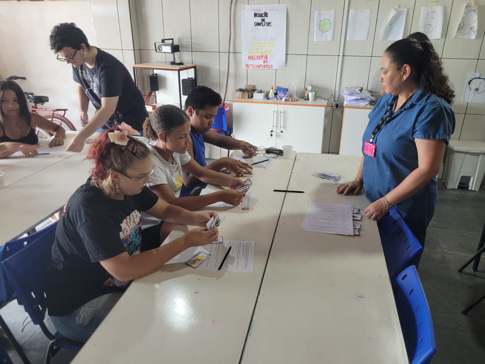 Imagem 2 Grupo de alunos fazendo a divisão utilizando cédulas