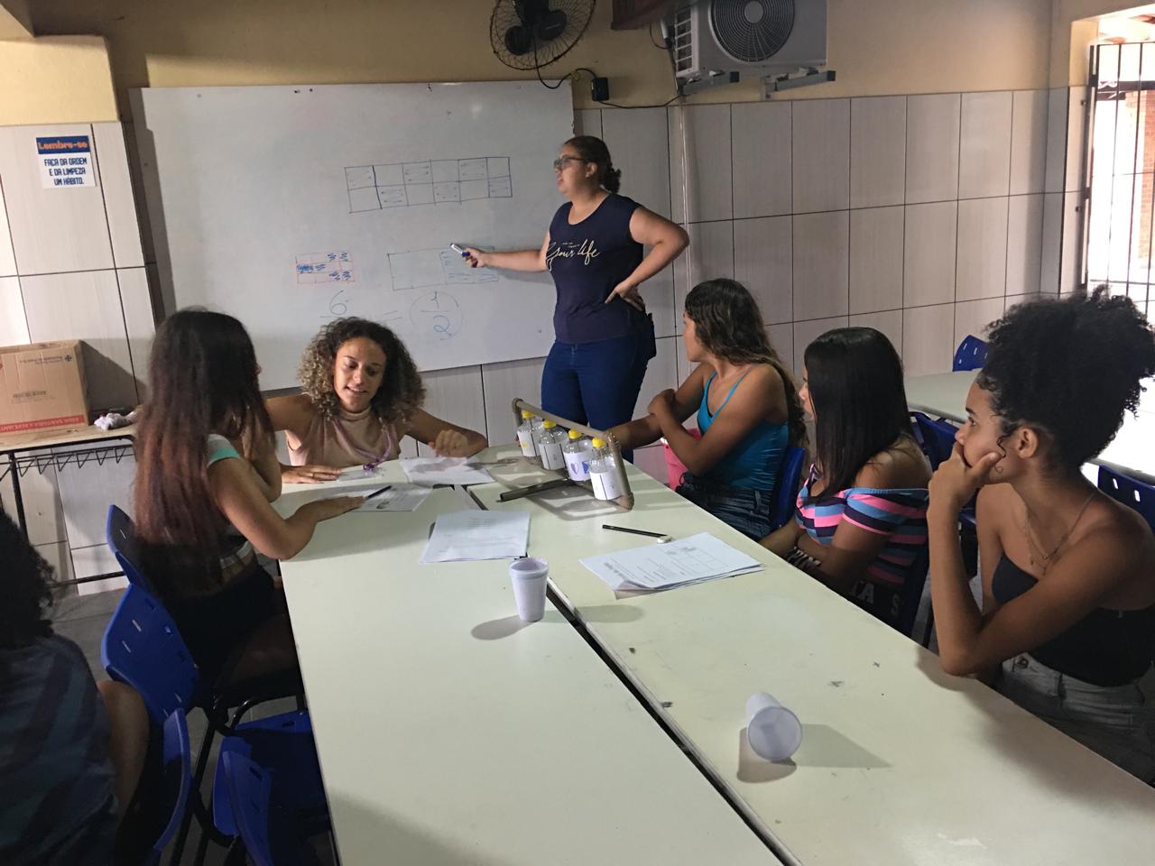Imagem 4 Grupo de alunas estudando as frações através do jogo das garrafinhas