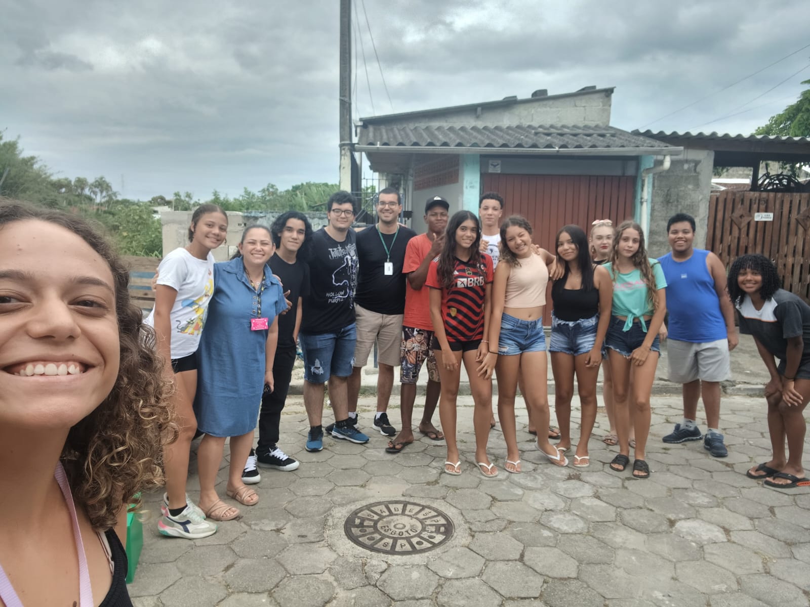 Imagem 7 Licenciandos e adolescentes que participaram das atividades