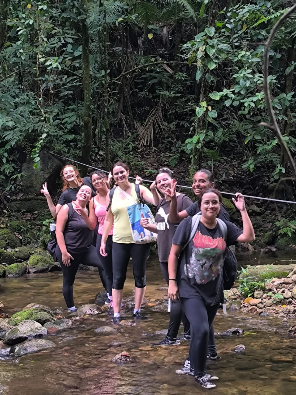 Prof.ª Samara com os alunos na trilha do Poção