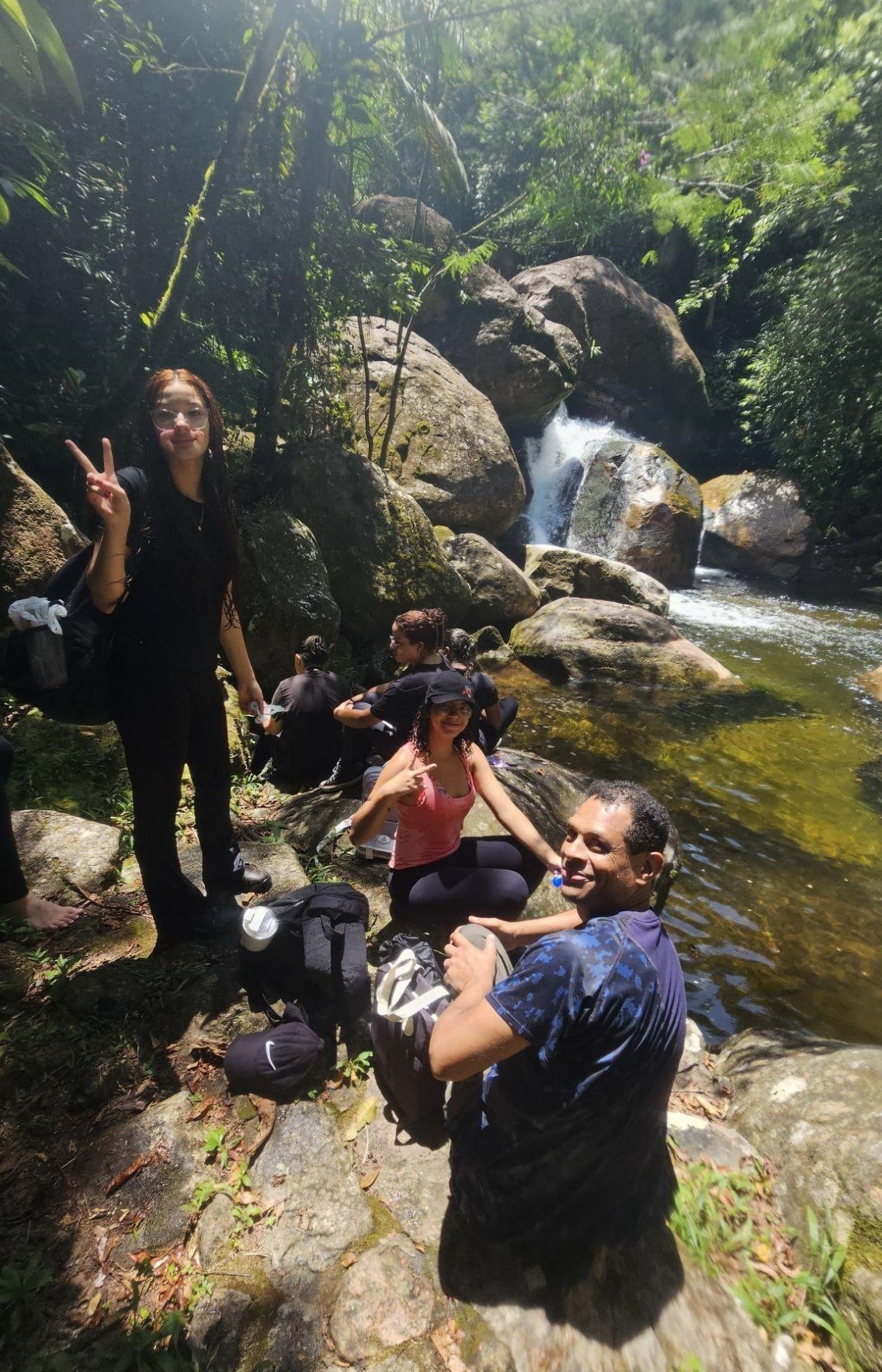 Alunos no Poção, com a cachoeira Pedra Redonda ao fundo