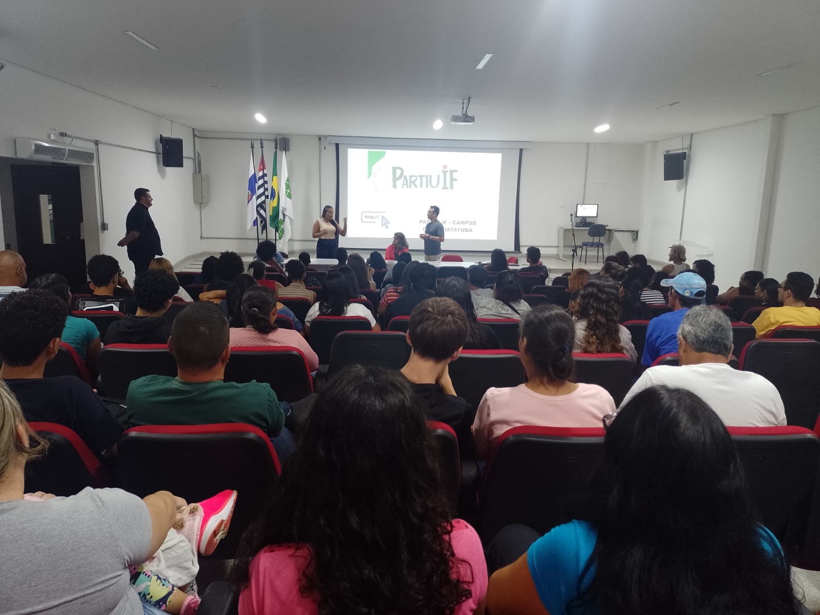 Estudantes e responsáveis participam do encontro