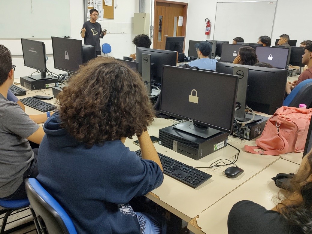 Imagem 2: Alunos conhecendo o mercado internacional de tecnologia e design de produto