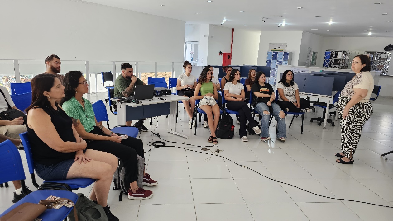 Imagem 1: Recepção dos alunos no Arquivo Municipal pela servidora Denise