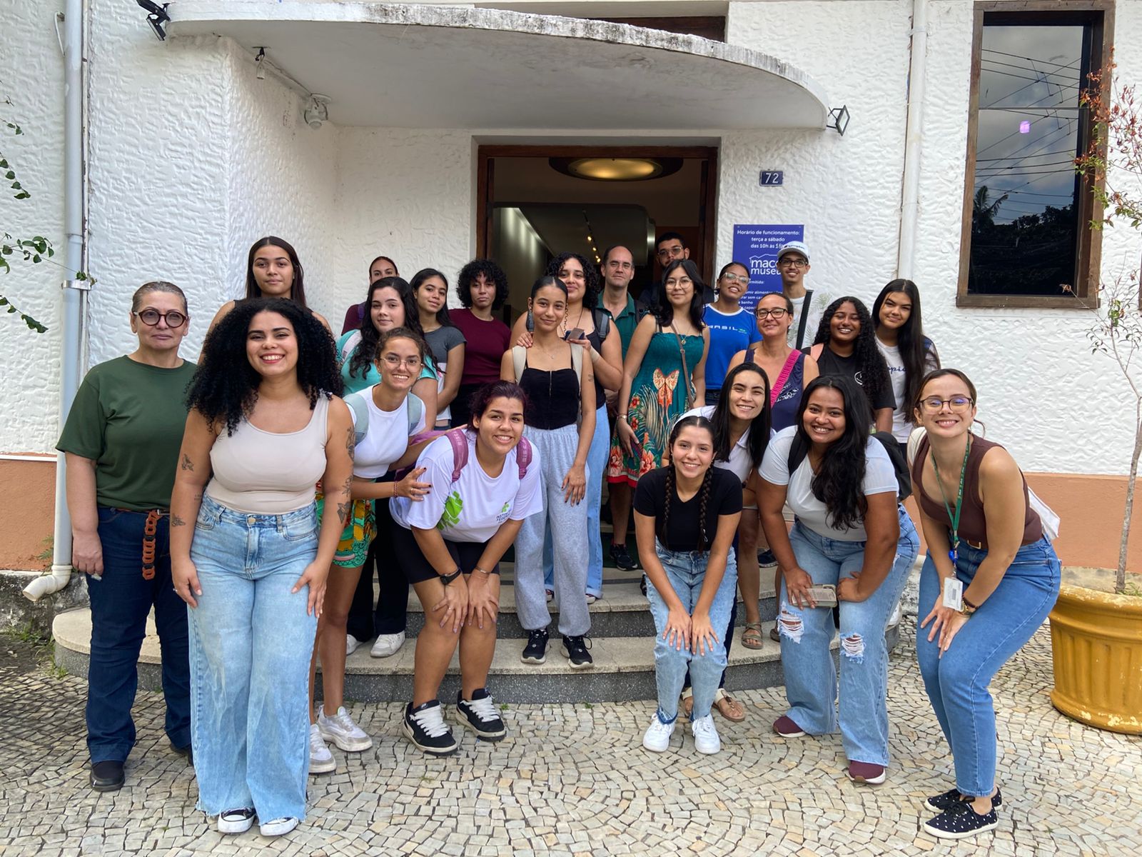 Imagem 10: Alunos com a professora Carolina e com as monitoras do museu