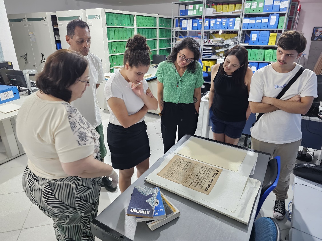 Imagem 3: Alunos observam um exemplar antigo do jornal A Voz do Litoral