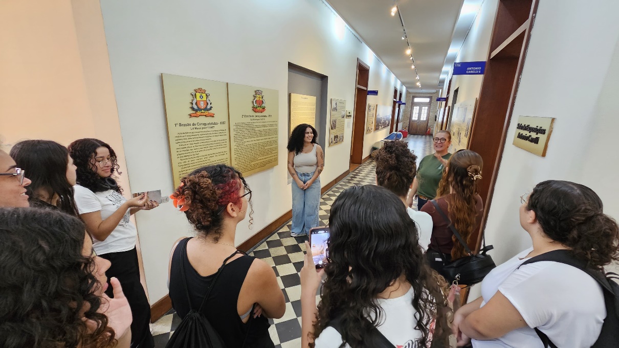 Imagem 5: As monitoras do museu Marli e Catarina explicam os brasões da cidade
