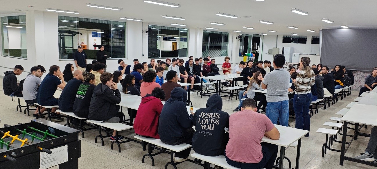 Imagem: Estudantes do curso de ADS do IFSP-CAR participam do lançamento oficial do Hackathon 2025
