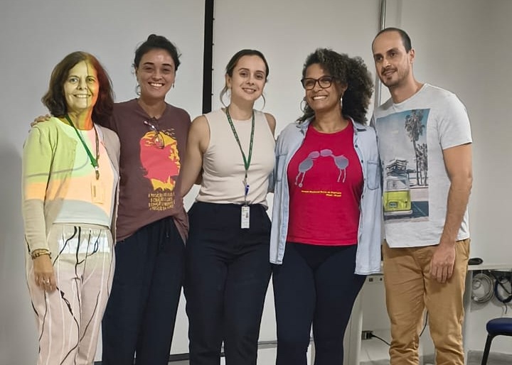 Imagem: Da esquerda para a direita: Prof. Shirley, Marcella Alonso Uehara, Prof. Carolina, Litiane Fernandez e Jucélio Lago Saturno (Presidente da Comissão de Sustentabilidade do Campus) 