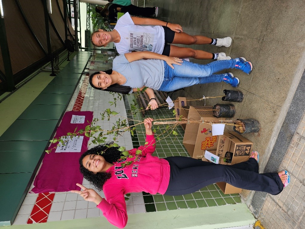 Imagem 4: alunas do Curso Técnico em Meio Ambiente, com suas mudas escolhidas