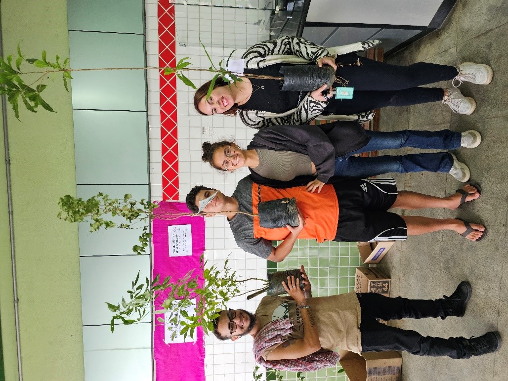 Imagem 5: alunos do Curso Técnico em Meio Ambiente, com suas mudas