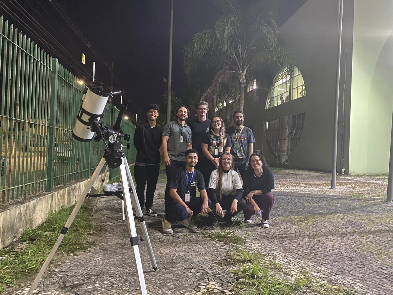 Imagem 1: Equipe organizadora do evento. Da direita para esquerda, em pé: Matheus Andrade, Prof. Dr. Jurandi Leão, Bruno Torres, Kamily Xavier e Mateus Brock; agachados: José Walter, Patrícia Silva e Bruna Nunes.