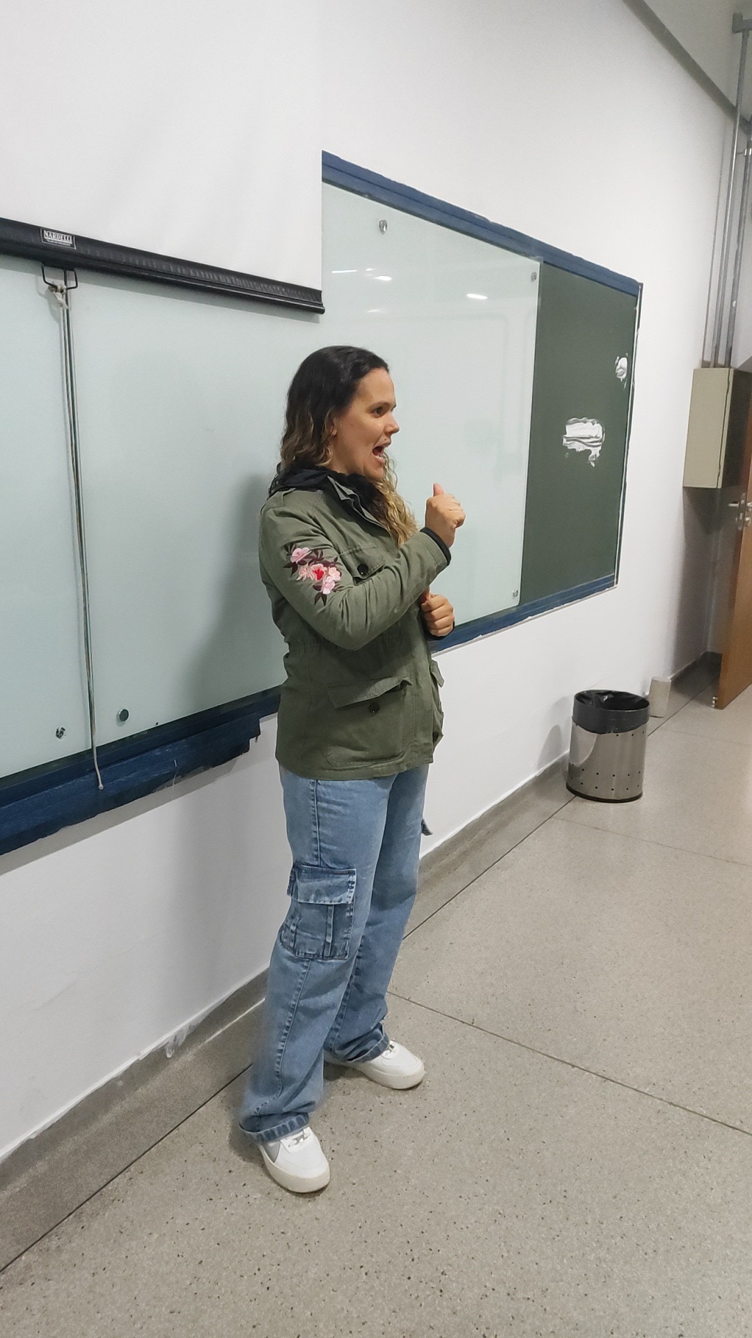 Imagem 1: Flora Prado (Surda Profunda Oralizada - Pós-Graduada em Libras)