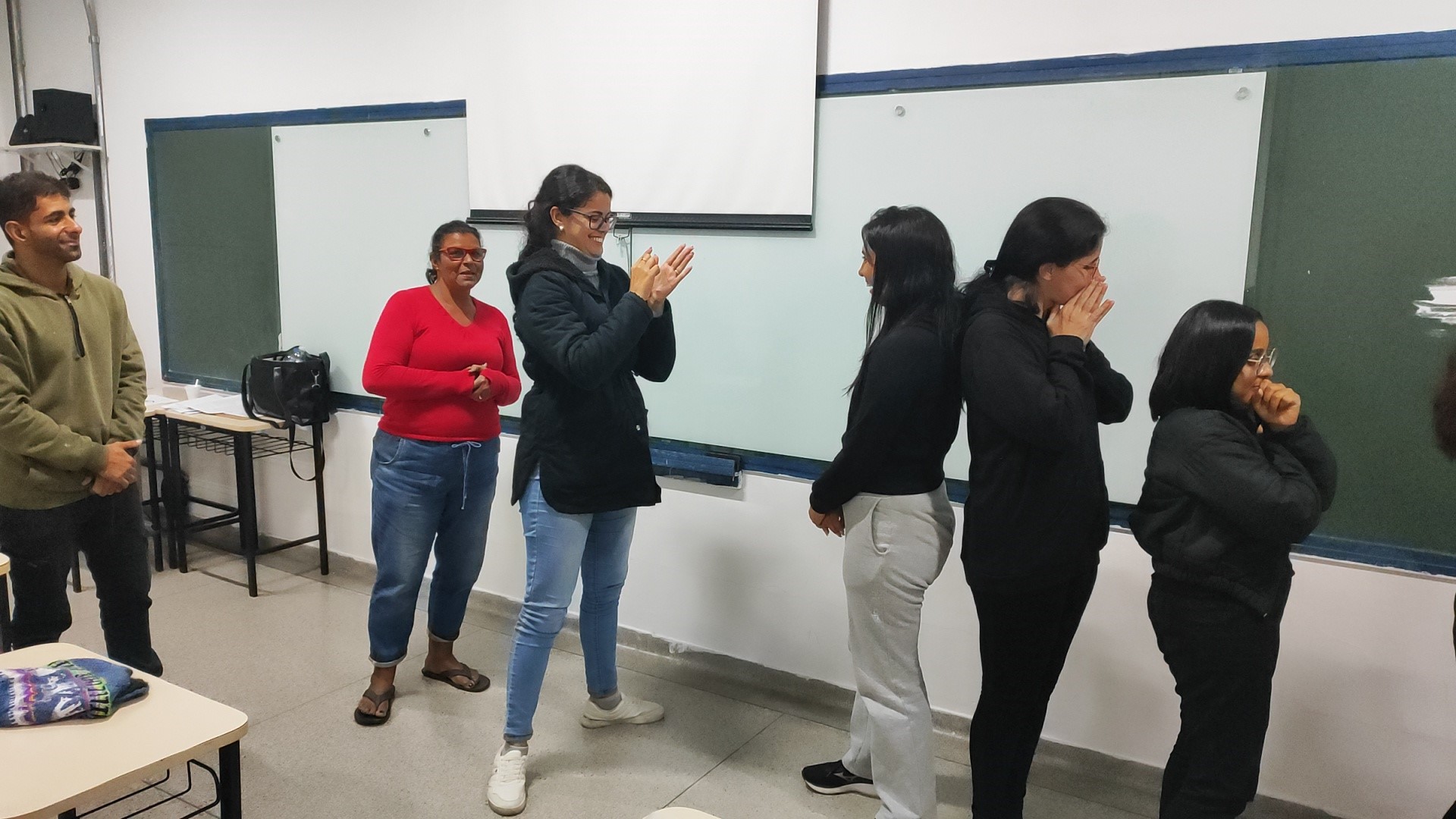 Imagem 10: Foto 10: Dinâmica com as alunas e o Lucas ajudou nessa atividade escolhendo e sinalizando as frases do “Telefone sem fio”.