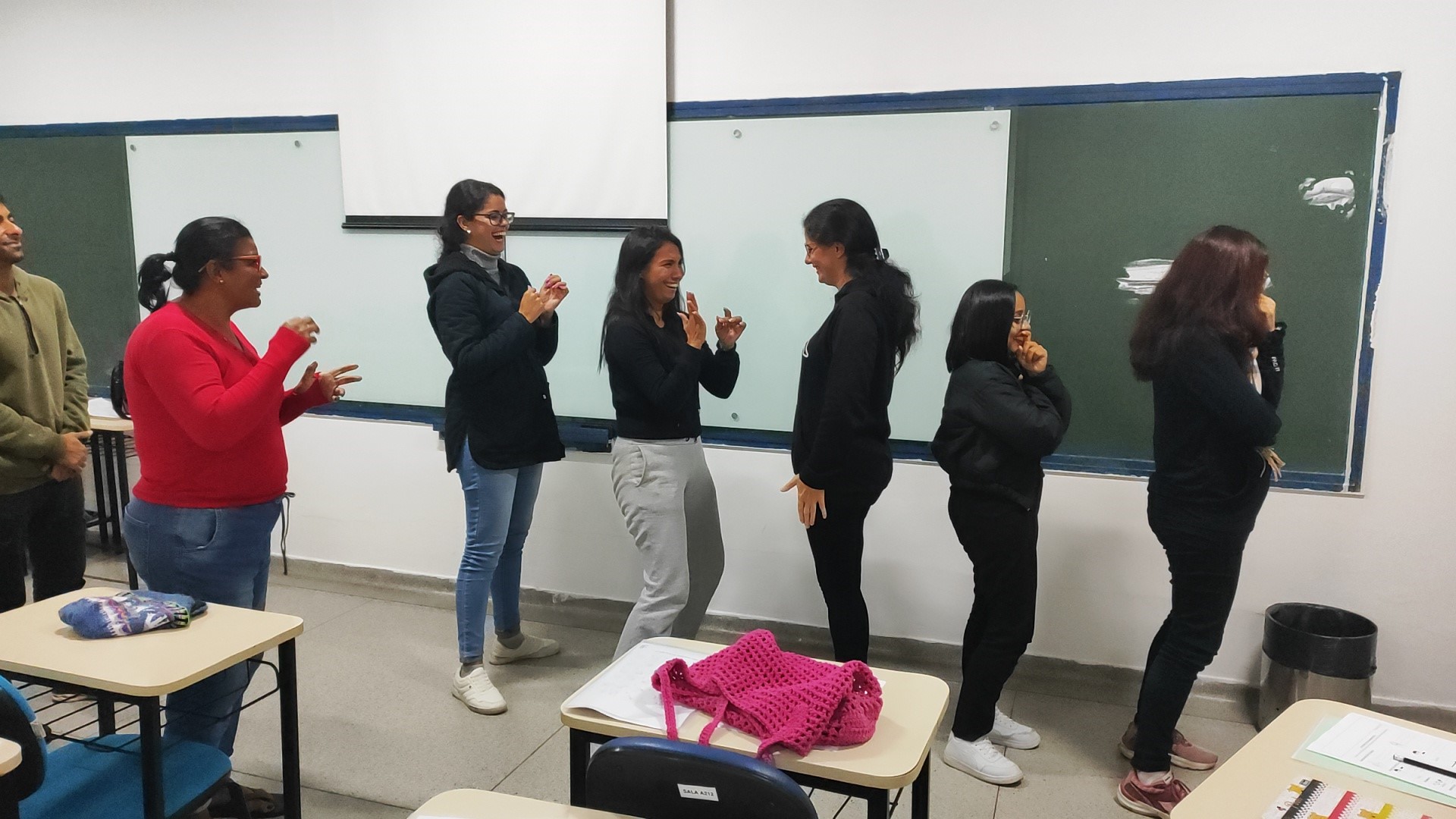 Imagem 11: A  Dinâmica sinalizando frases em Libras inspirada no “Telefone sem fio” com certeza foi muito divertida e cheia de aprendizado.