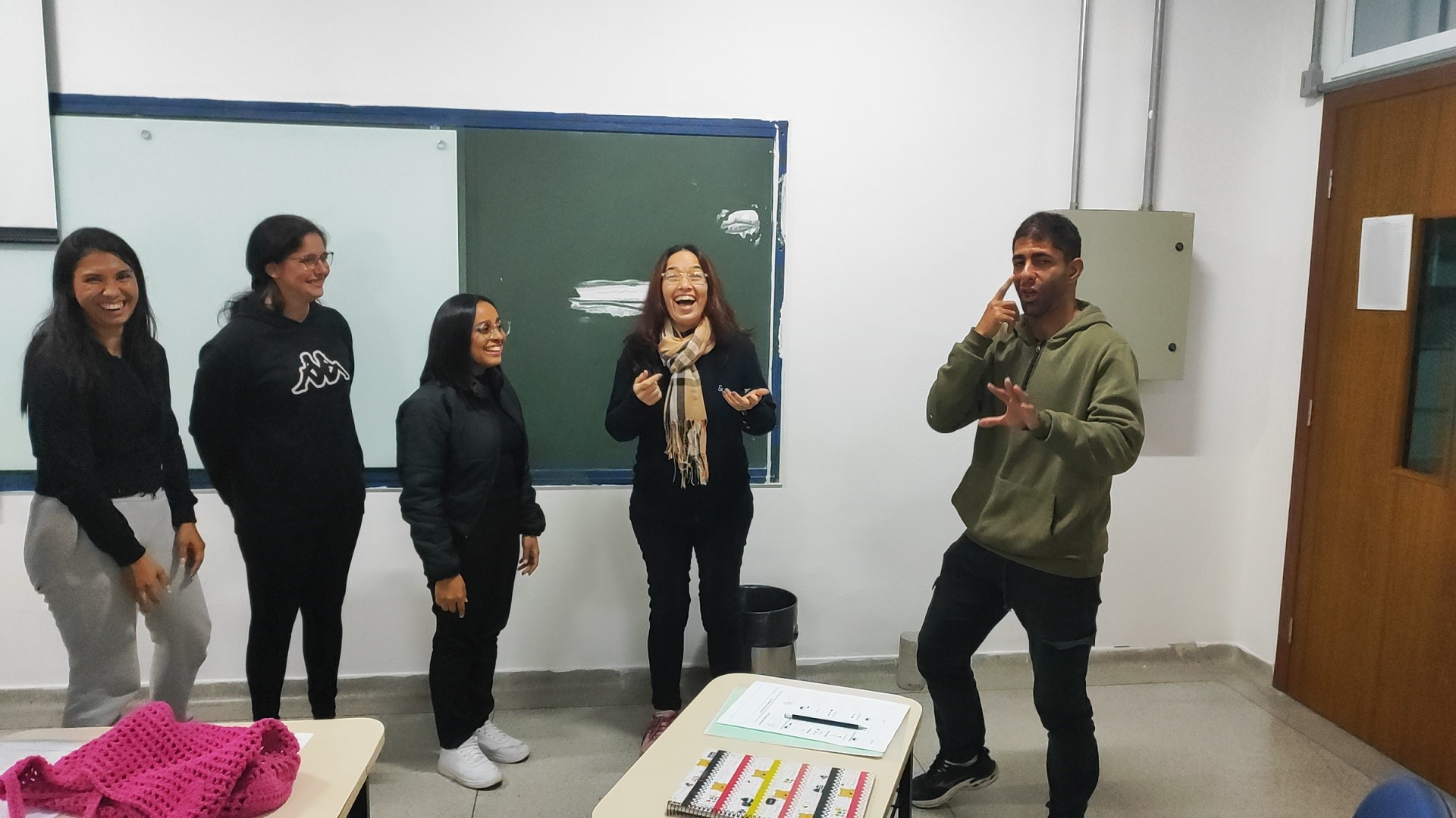 Imagem 12: Lucas Soares explica como a frase sinalizada “Eu trabalho na escola” acabou sendo entendida como “Eu trabalho e estudo”, devido à ausência de um sinal específico que indica “escola”.