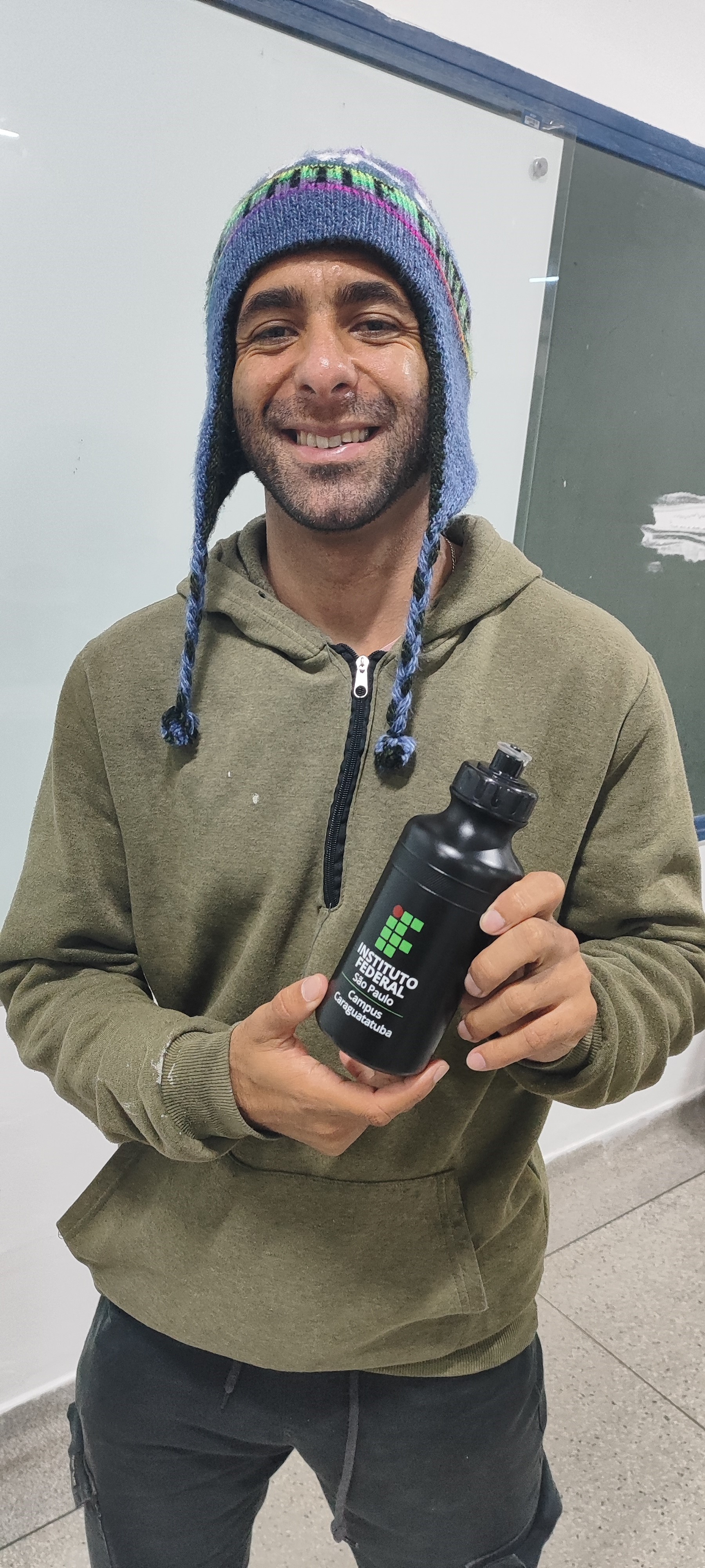 Imagem 16: Lucas recebeu a Squeeze [garrafa] que é dada apenas para palestrantes visitantes, ela é  personalizada com o logotipo do Instituto Federal de São Paulo, campus de Caraguatatuba e o Lucas gostou muito e ficou agradecido.