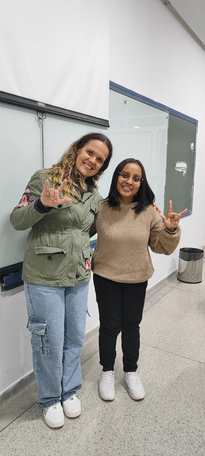 Imagem 2: Flora e a aluna [ouvinte] Saliene do Curso FIC.