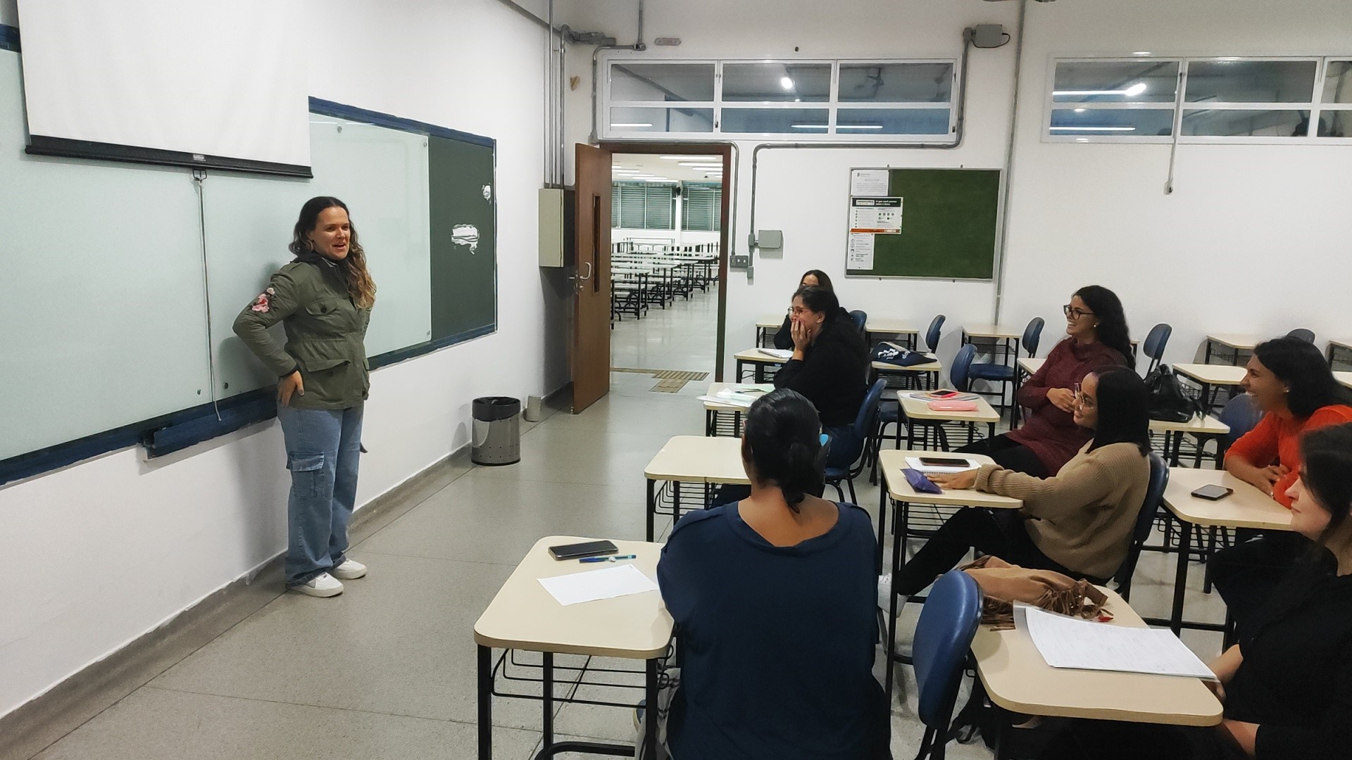 Imagem 3: Flora fazendo seu relato de experiências e trajetória de vida pessoal e profissional.