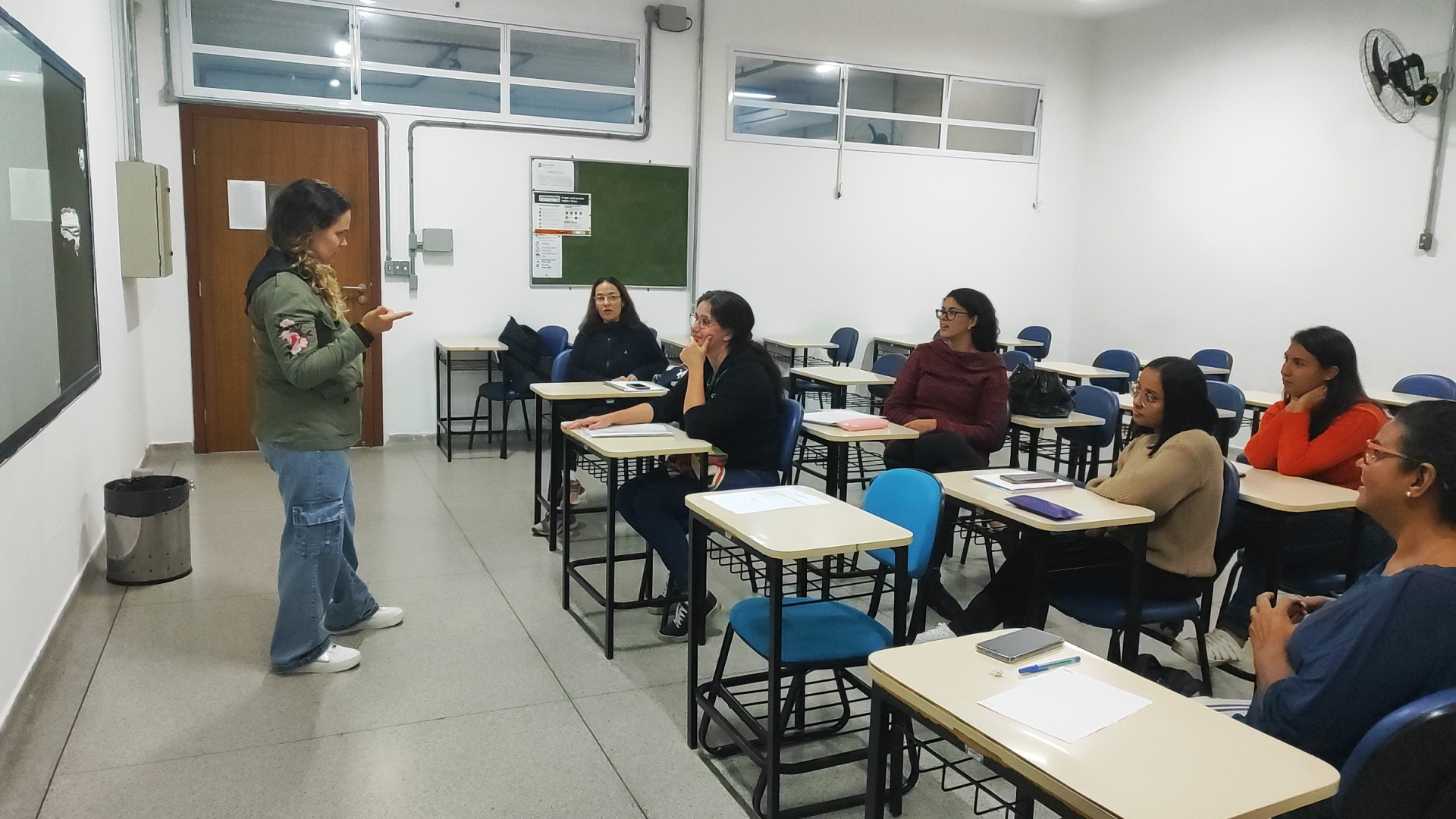 Imagem 4: Flora interagindo e respondendo perguntas feitas pelas alunas