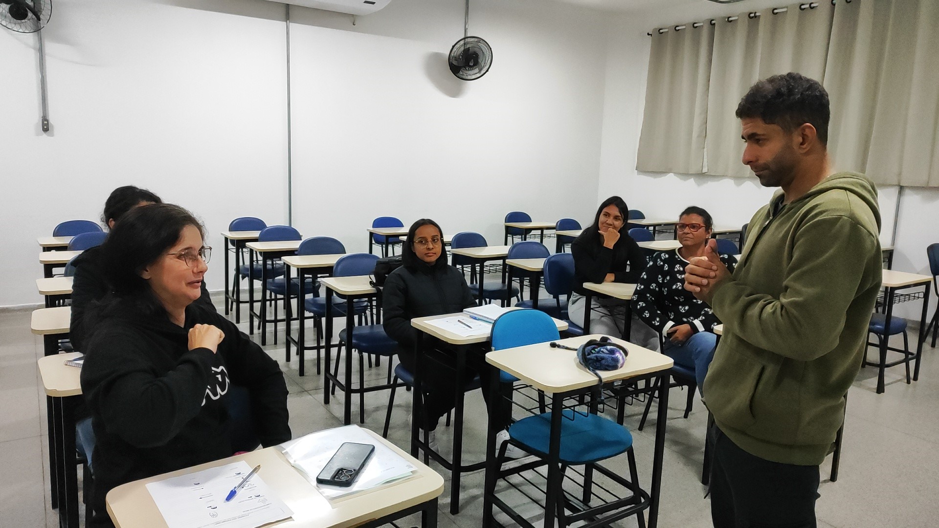 Imagem 6: Lucas Soares (surdo profundo e graduando em Pedagogia) interage com a aluna Angela (Letras-Libras), que se apresenta usando seu sinal pessoal, inspirado na palavra “anjo”.