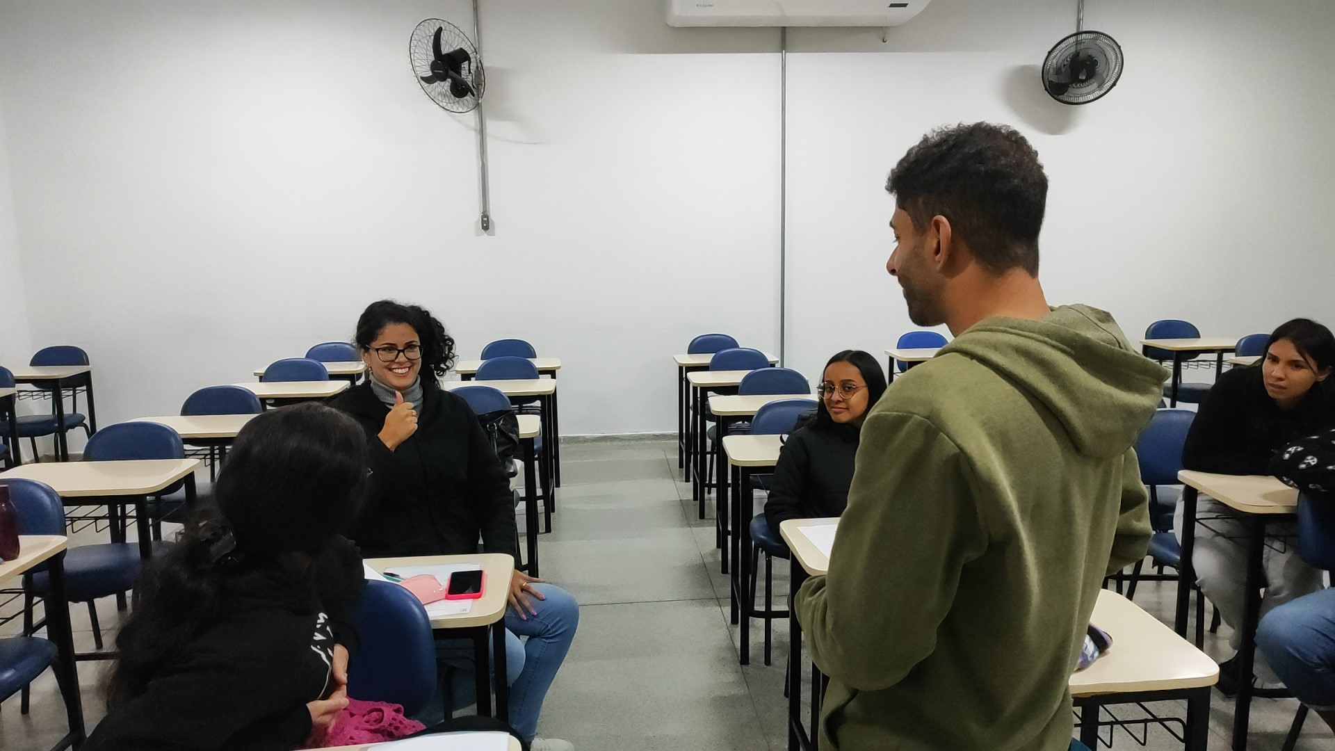 Imagem 7: Lucas Soares solicita que Ana Paula (Conselho Tutelar) se apresente em datilologia e com seu sinal pessoal, que combina as letras “AP” com o gesto de “faixa de miss”, em referência ao seu nome e à sua experiência como miss.