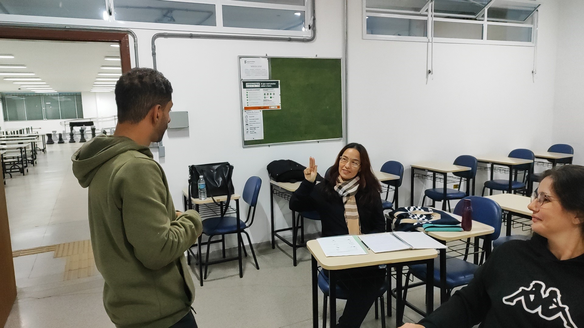 Imagem 8: Nesse registro a aluna Walquíria [Professora de Inglês] já está se apresentando ao Lucas, da mesma maneira com seu NOME e SINAL PESSOAL.