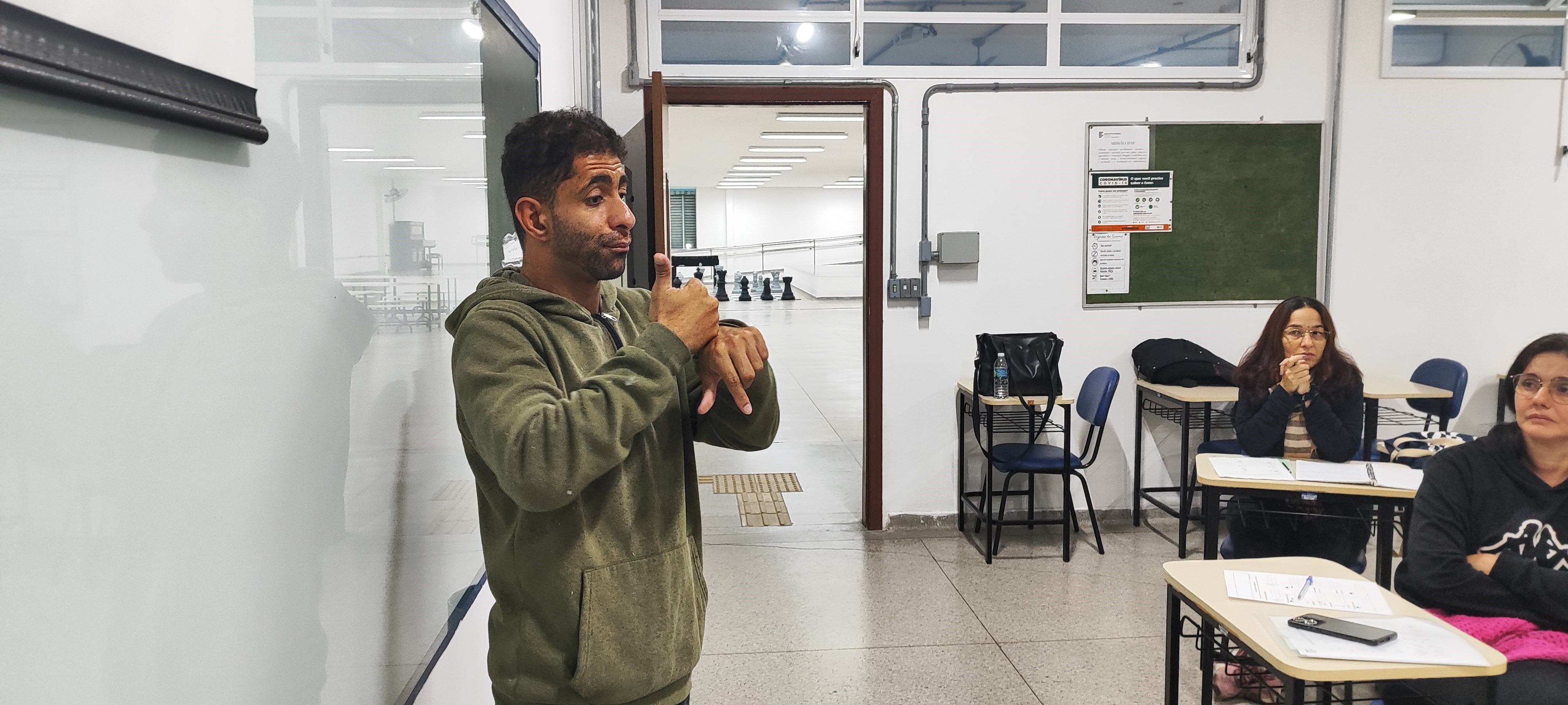 Imagem 9: Lucas Soares compartilha sua trajetória de vida até se tornar graduando em Pedagogia, atuando e estagiando na escola bilíngue de Caraguatatuba.