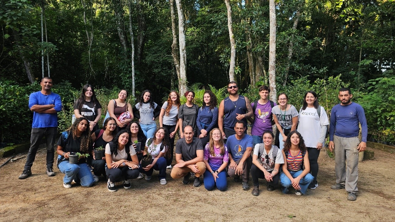 Imagem 1: alunos do Curso Técnico em Meio Ambiente com servidores do IFSP Campus Caraguatatuba e com Jorge (à esquerda) e Cristiano (à direita), funcionários do Viveiro Municipal.